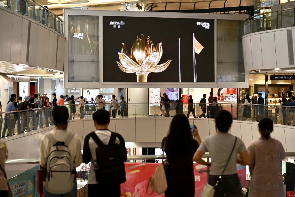 畫面出現香港地標金紫荊廣場。 畫面出現香港地標金紫荊廣場。