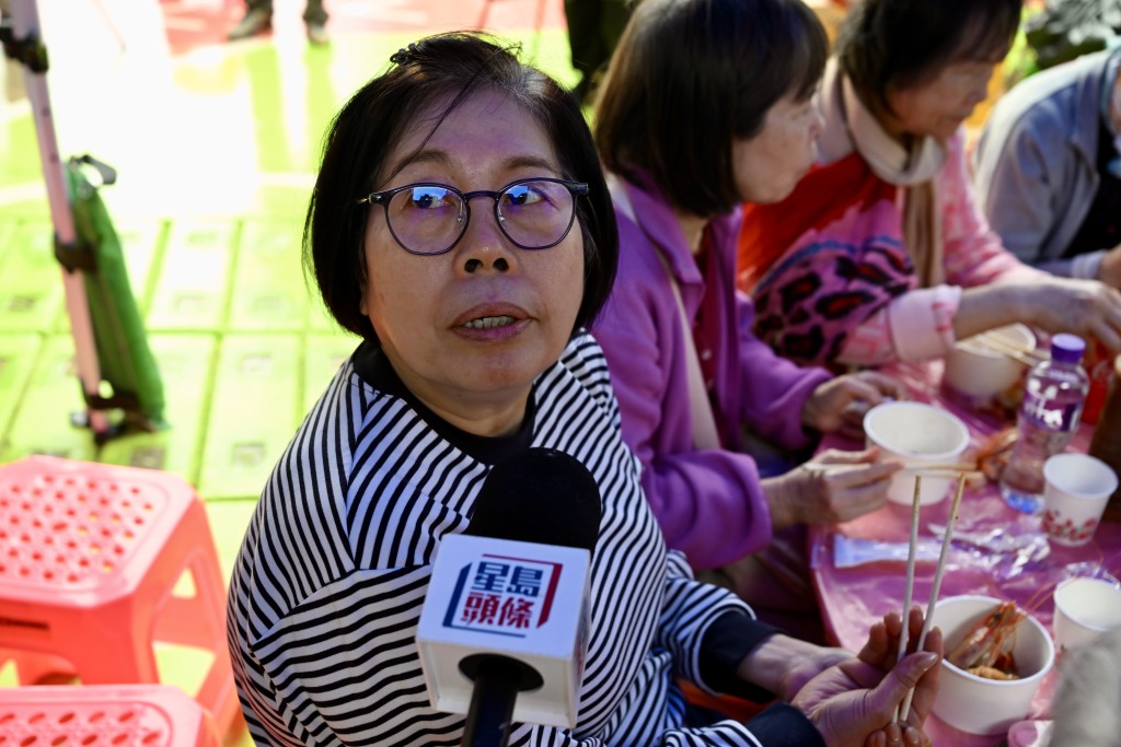 居民罗小姐说，自己单位并非重灾区，质疑为何不能让受损较轻的住户先行上楼。