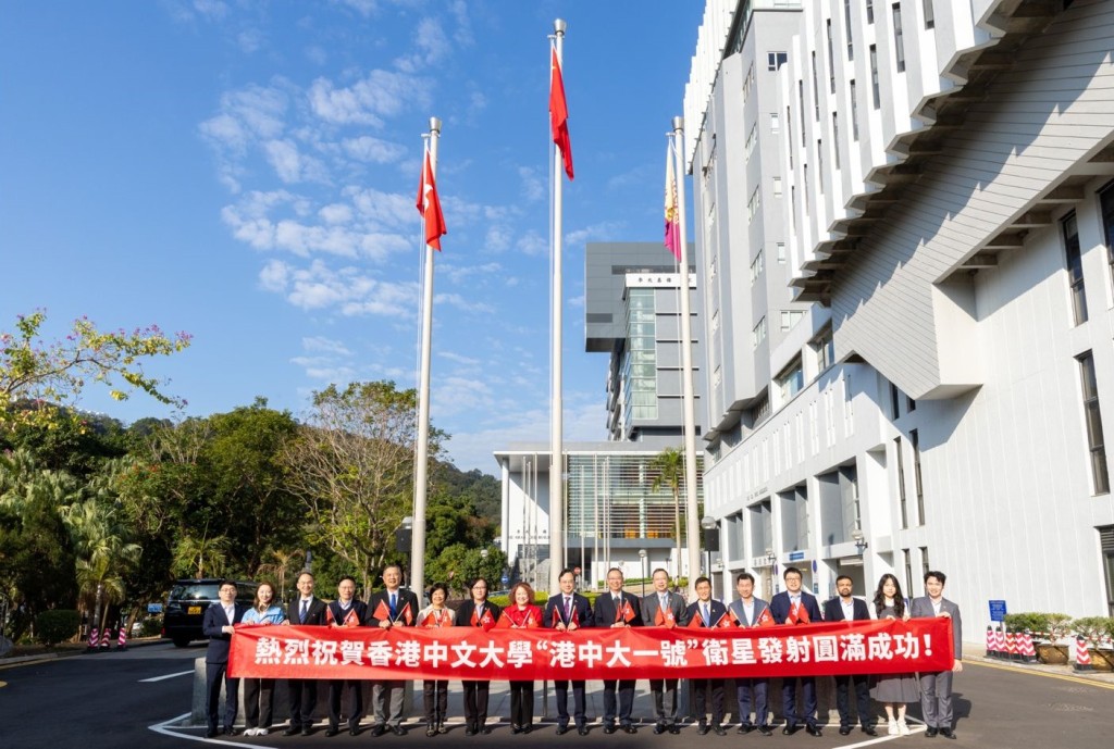 嘉賓與衞星研發團隊合影。