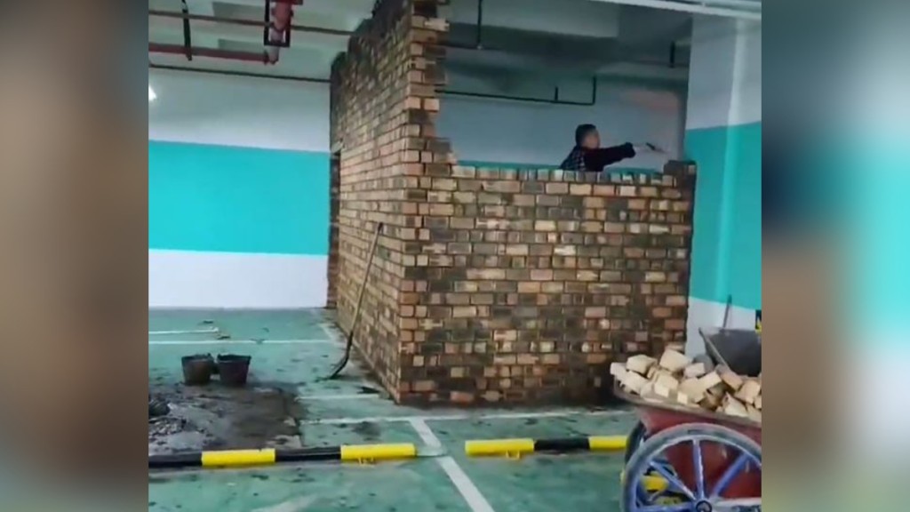 工人在砌砖建房。