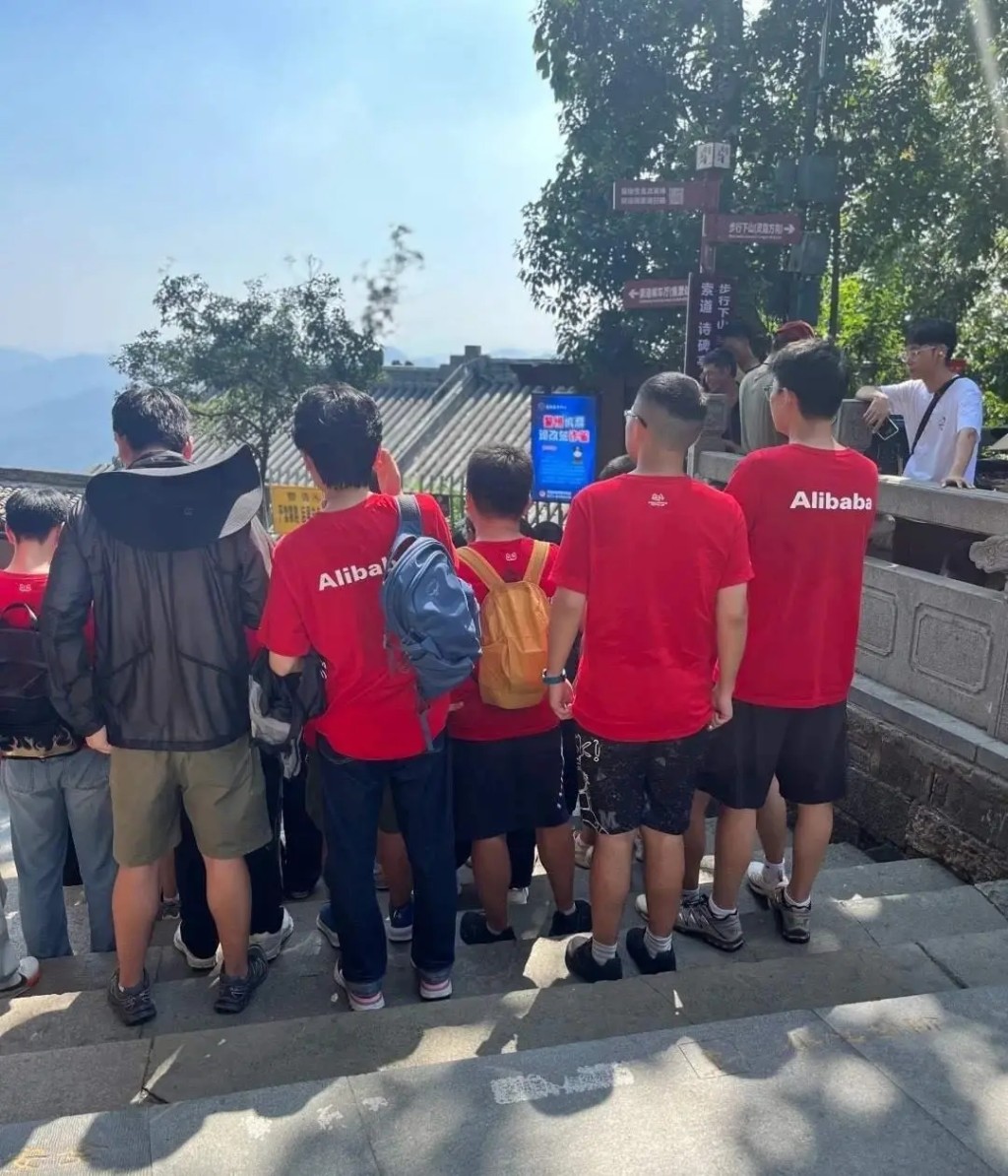 天貓團隊靈隱寺祈福,求降溫助銷冬季服。 天貓團隊靈隱寺祈福,求降溫助銷冬季服。