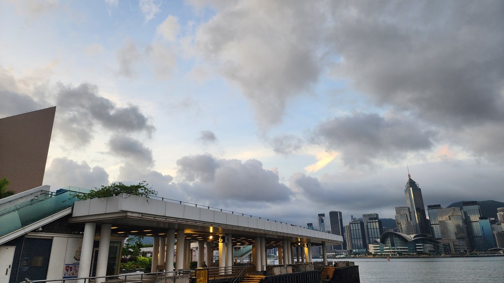 日間部分時間有陽光及酷熱,市區最高氣溫約33度,新界再高一兩度。 日間部分時間有陽光及酷熱,市區最高氣溫約33度,新界再高一兩度。