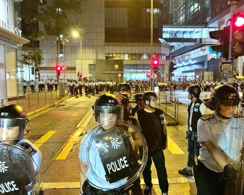 盧偉聰籲勿將政治仇恨發洩於警隊 。