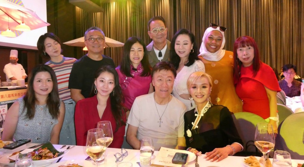 Philip有好多男男女女朋友。