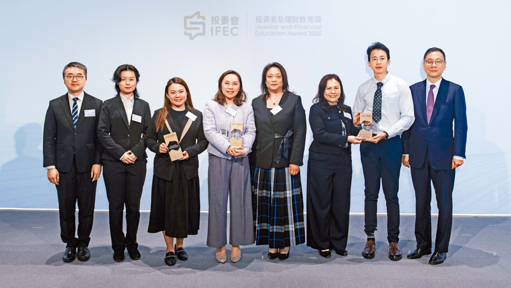 香港特別行政區政府署理教育局局長施俊輝博士（左一）、投委會主席杜淦堃先生（右一）與「投資者及理財教育獎2025」（教育）金獎得獎學校合照。