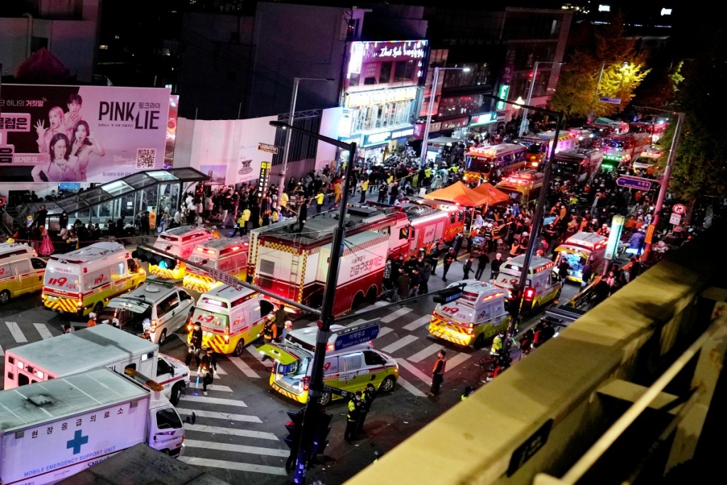 事发后首尔当局派出大批救护车到场。AP