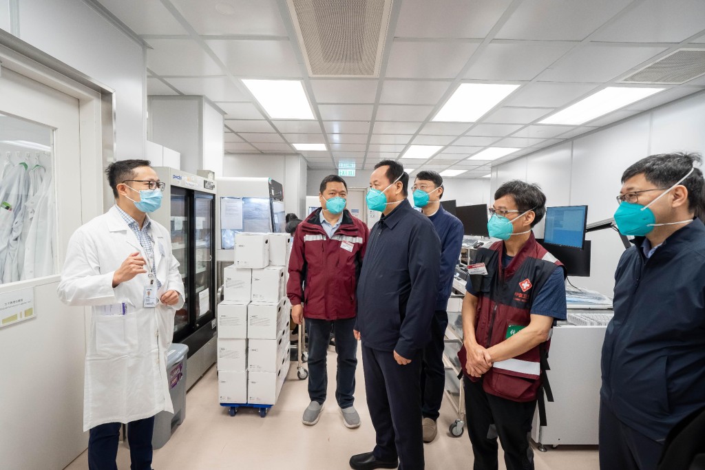 中央政府援港抗疫中醫專家組今日參觀北大嶼山醫院香港感染控制中心化驗室。