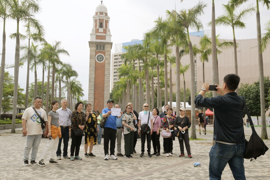 旅发局主席彭耀佳表示，专业优质服务向来是香港旅游业成功的要诀之一。图为游客在尖沙咀钟楼合照。资料图片