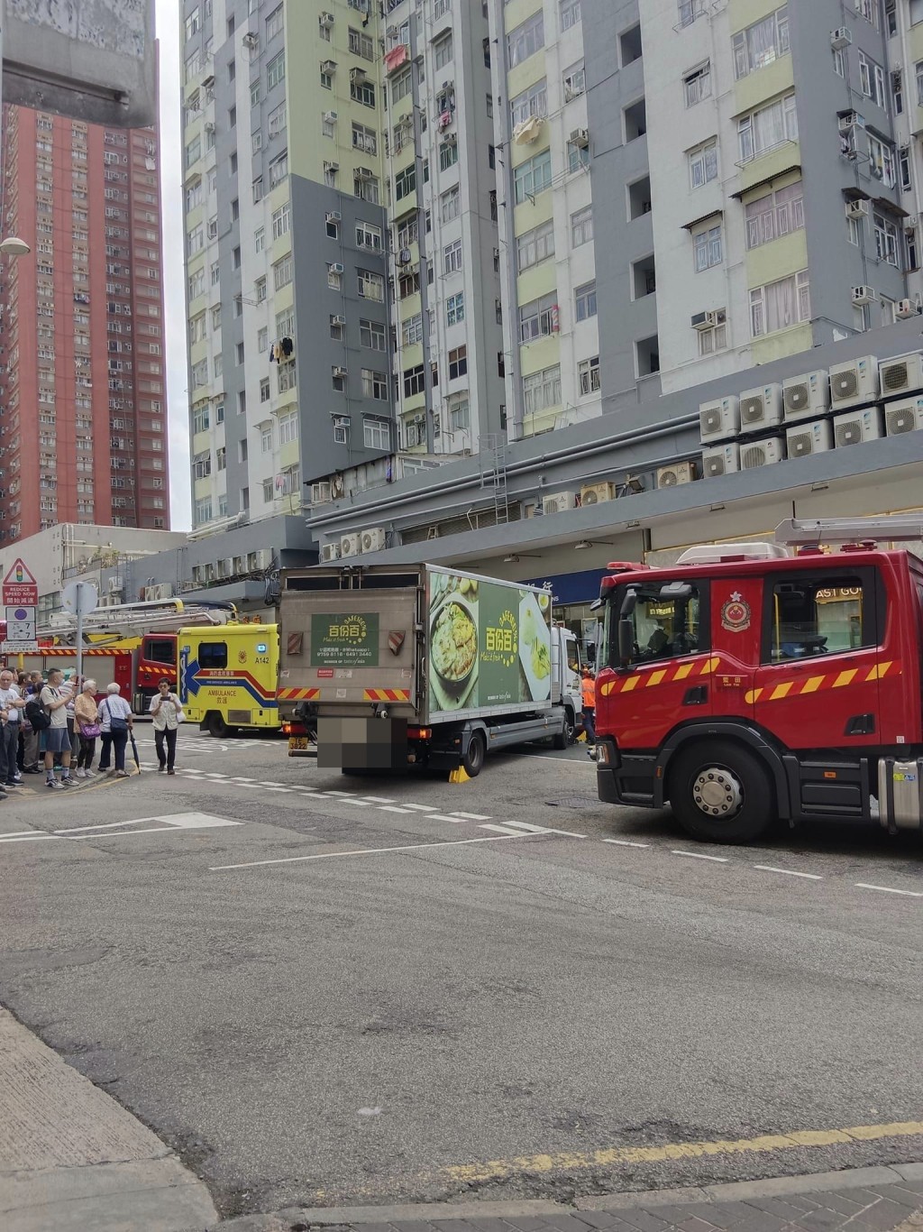 货车与的士相撞。fb：Terry Wong