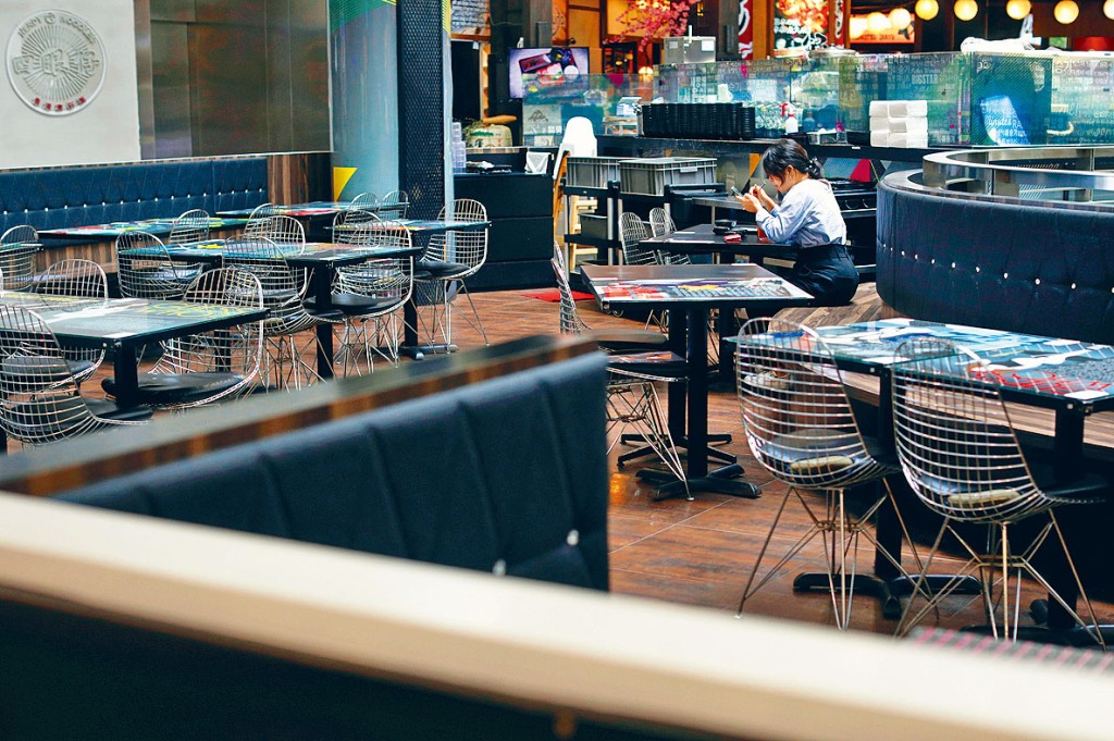 新加坡餐饮及旅游业，受到疫情严重打击收入。图为一食肆内只有一名客人用餐。