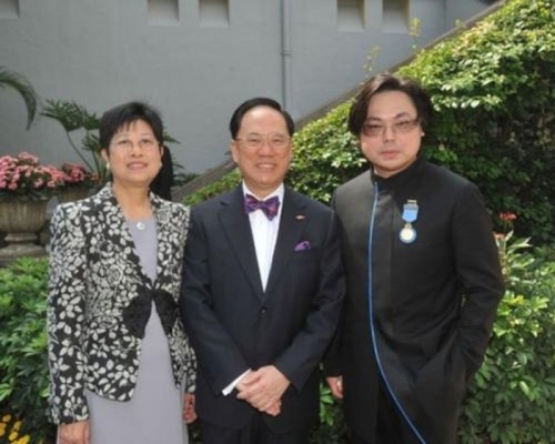 何周禮當日授勳後與曾蔭權夫婦在禮賓府合照。截圖自何周禮建築設計