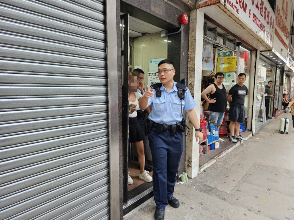 鳳姐受輕傷，由救護車送院治理。
