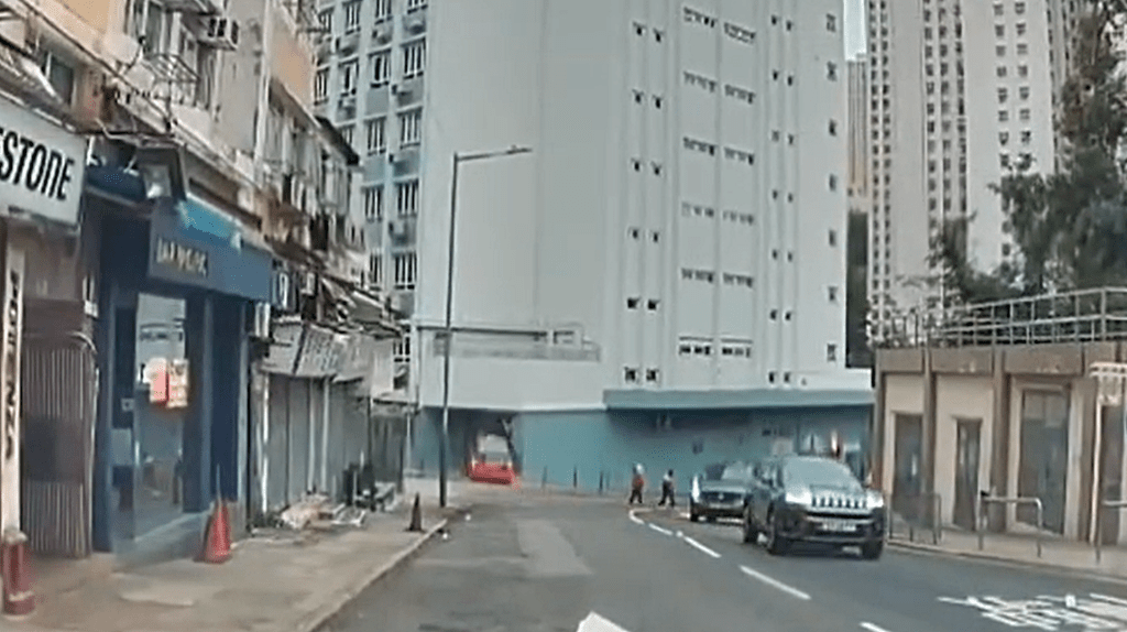 的士撞入校舍過程。fb：馬路的事討論區