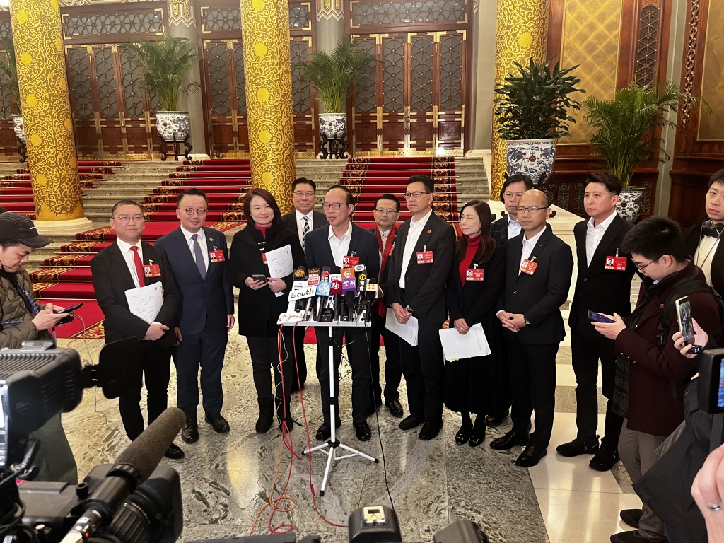 马逢国指内容科学且全面，涵盖经济、民生至国家安全等领域，赞扬国家具备强大执行力。