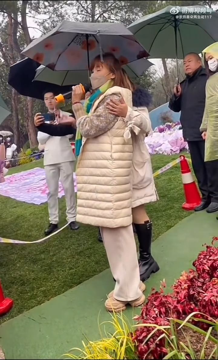 李玟胞姊李思林在戶外、一片花海前對歌迷表示感謝他們的到來。