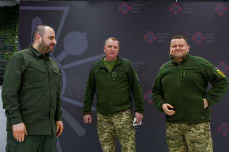 扎卢兹尼(右起)、乌总参谋长沙普塔拉和国防部长乌梅罗夫早前在基辅一起出席记者会。路透社