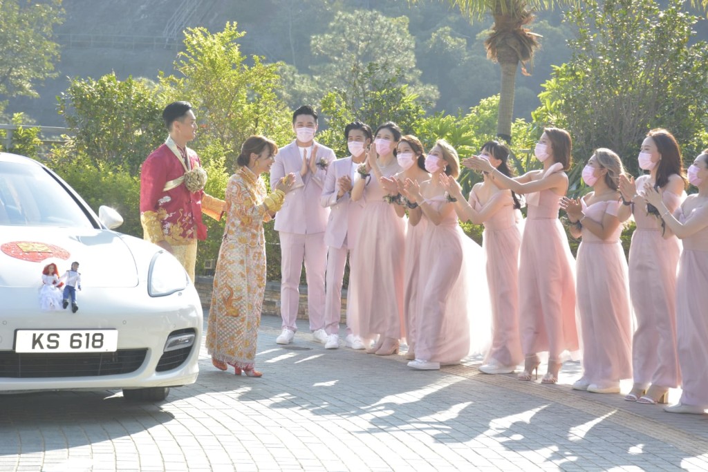Fred駕名車載Stephanie到酒店,姊妹團拍掌歡迎。