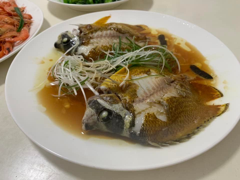 荷包魚蒸熟時一般不落鼓油不打鱗，至上碟時才落葱及少許鼓油帶出鮮味。(香港街市魚類海鮮研究社facebook)
