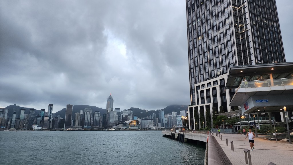 吹和緩至清勁偏南風,初時離岸及高地間中吹強風,海有湧浪。 吹和緩至清勁偏南風,初時離岸及高地間中吹強風,海有湧浪。