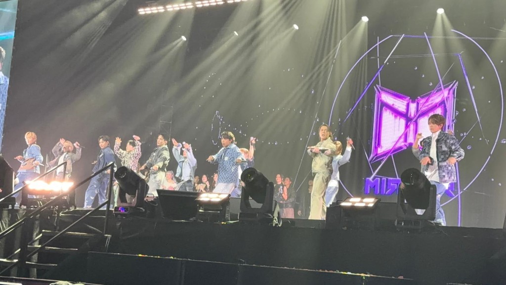 MIRROR唱出《Catch a Vibe》。