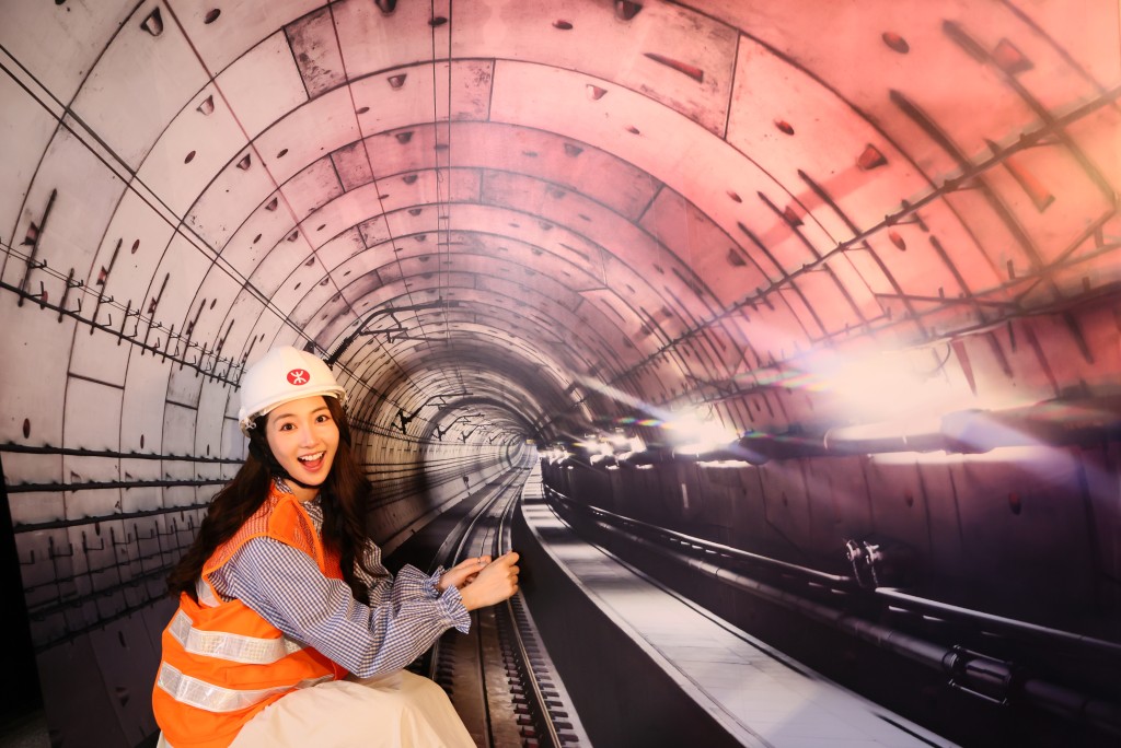 參觀人士可以試穿港鐵工程人員服裝，並於興建中的新工程秘景隧道前拍照留念。