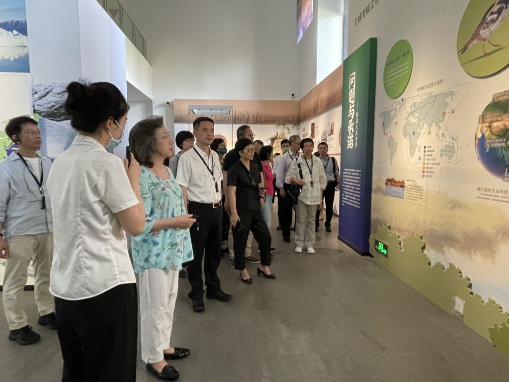 杨何蓓茵等人听取有关浙江的碳达峰和碳中和工作的介绍。政府新闻处图片