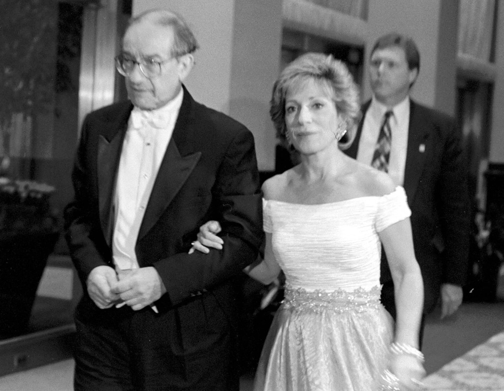 格林斯潘經濟兩段婚姻，1997年與現任妻子米切爾（Andrea Mitchell）成婚。
