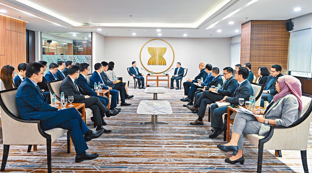 李家超昨日在印尼耶加達與東盟秘書長高金洪會面。