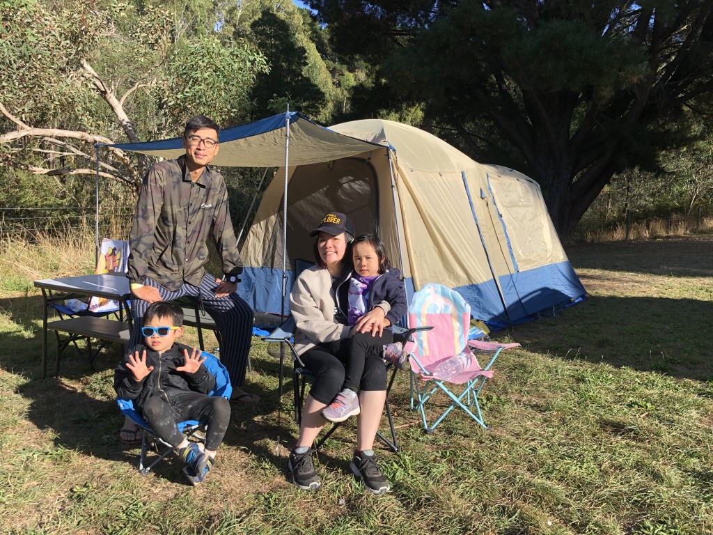 facebook專頁「Miss OK Magoiki」 版主Mag（右二）與丈夫移居澳洲城市阿德萊德逾六年，最享受常常帶孩子一起露營。