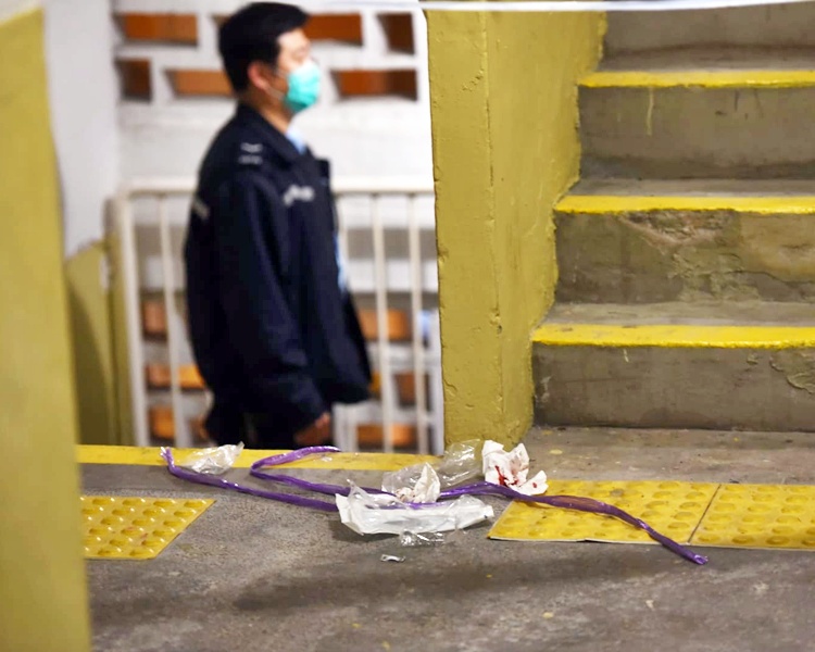 案發現場遺下一條紫色尼龍繩、口罩及染血紙巾。