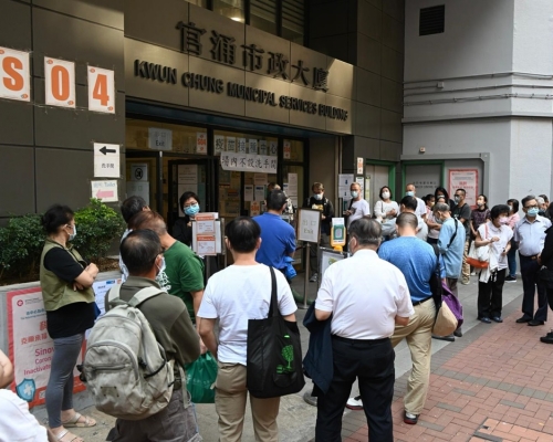 本港全日約2萬人接種新冠疫苗。