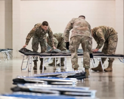 俄勒冈州国民警卫军在俄勒冈州博览会场建设「方舱医院」。(国民警卫军)