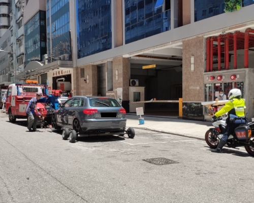 警方在西九龍打擊違泊違規,共發3789張牛肉乾。 警方提供