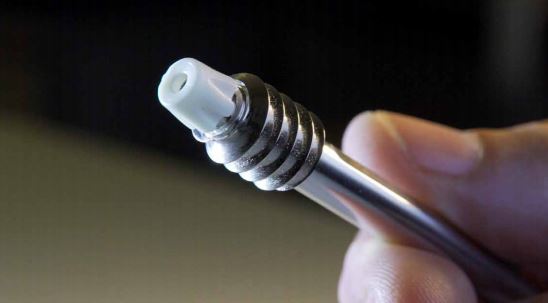 聚合物尖端也不对脆弱骨骼构成压力，避免再度骨折移位，减少以往金属螺丝的刺穿骨骼，为患者带来痛苦，减低并发症的风险。