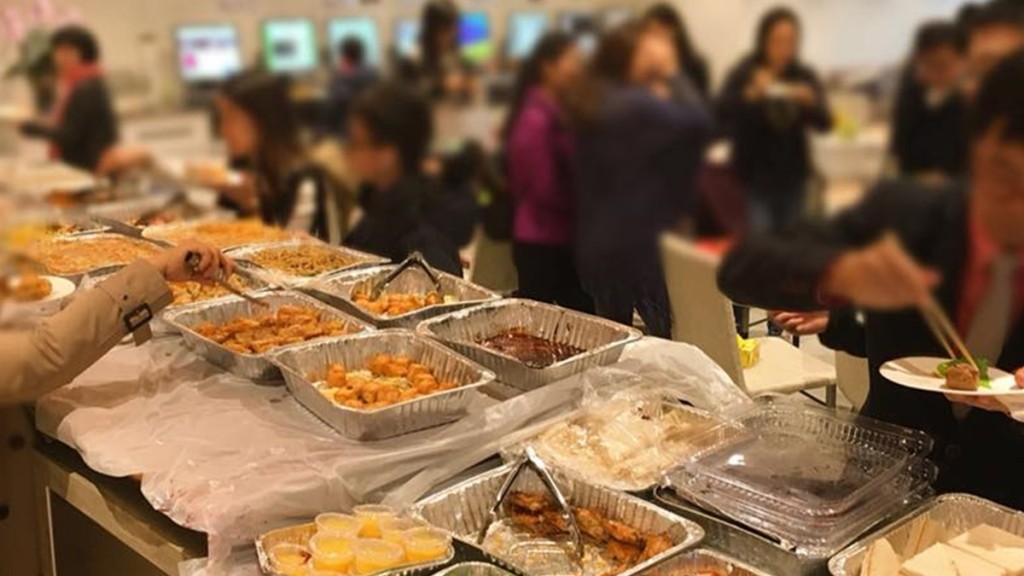 當局指疑涉兩宗食物中毒的「到會熱點」有食物疑未煮熟。「到會熱點」facebook圖片