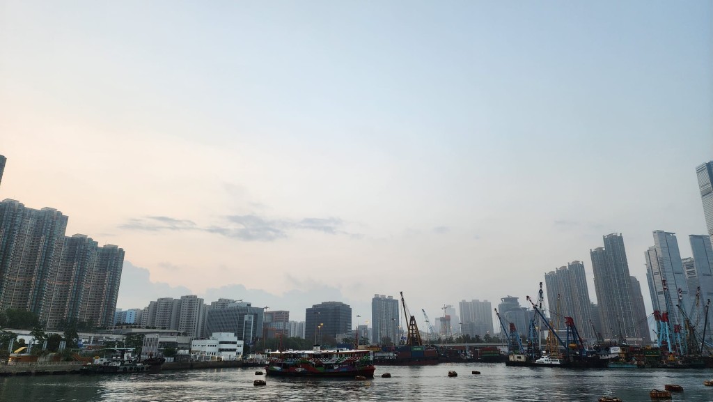 本港地區今日部分時間有陽光,初時沿岸有薄霧。黎志偉攝 本港地區今日部分時間有陽光,初時沿岸有薄霧。黎志偉攝