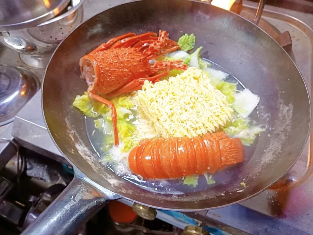 網民上載自家製龍蝦美吃（圖一）。fb「香港街市魚類海鮮研究社」圖片