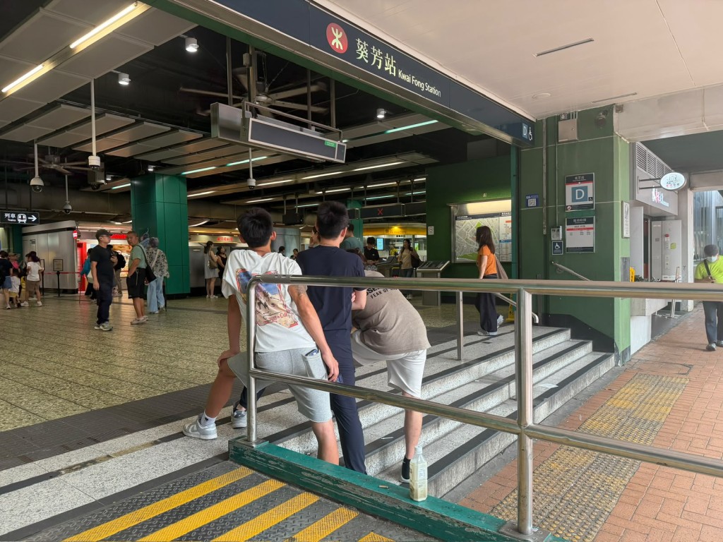 二手書店年輕員工在葵芳地鐵站出口遞卡片拉客。 二手書店年輕員工在葵芳地鐵站出口遞卡片拉客。