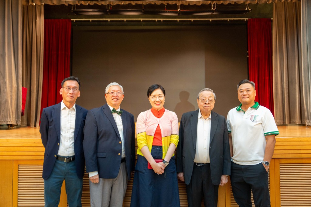 相8（由左至右）一班與光有關的主禮嘉賓，盧炯宇律師、鄧炳光、陳博士、曾昭群校監和楊偉炫。（圖：Elson）