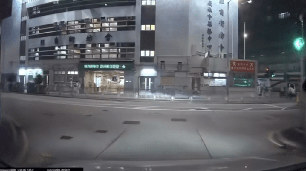 童隨後邊跳邊走安全離開現場,暫未知有否受傷。 童隨後邊跳邊走安全離開現場,暫未知有否受傷。
