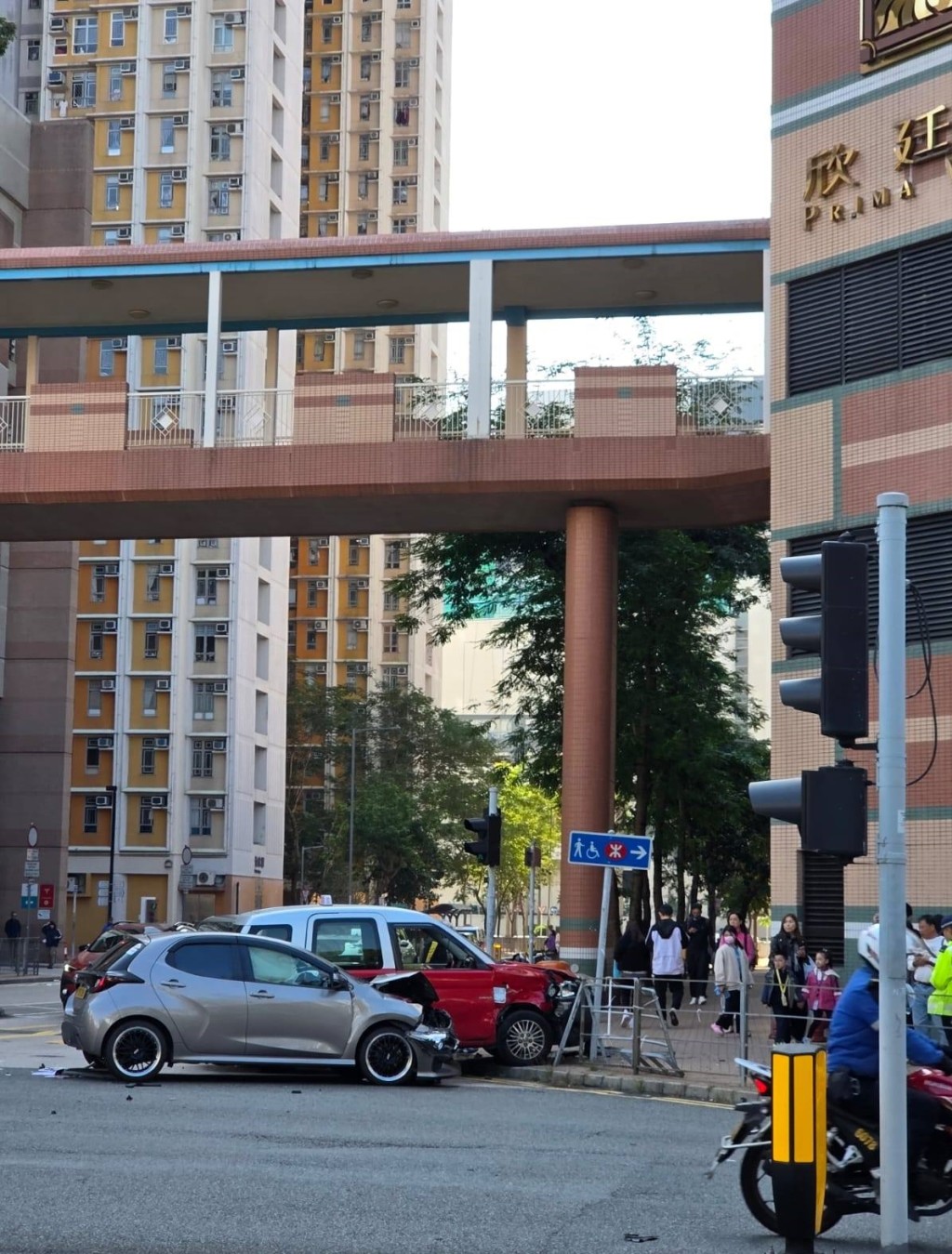 行人路欄杆被撞毀。 行人路欄杆被撞毀。