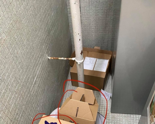 有網民不滿懷疑清潔工將紙皮抽出來放地下；亦有人指大型紙箱佔據垃圾桶。網民Ken Lee圖片