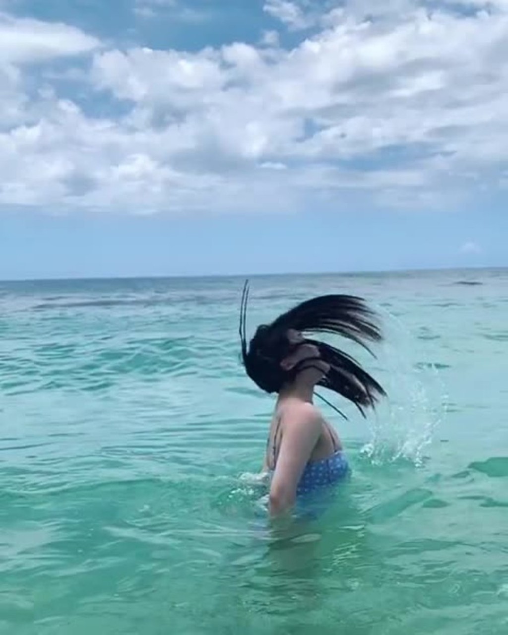 陳瀅2019年遊夏威夷都以泳裝上陣揈水髮。