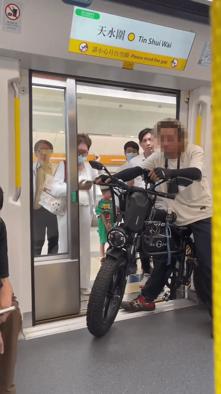 乘客打算進入車廂,然而該名金髮男視若無睹。網上片段 乘客打算進入車廂,然而該名金髮男視若無睹。網上片段