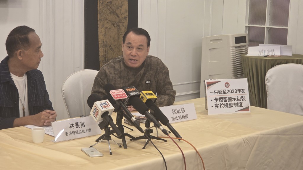 南山邨報販楊敏強。 南山邨報販楊敏強。