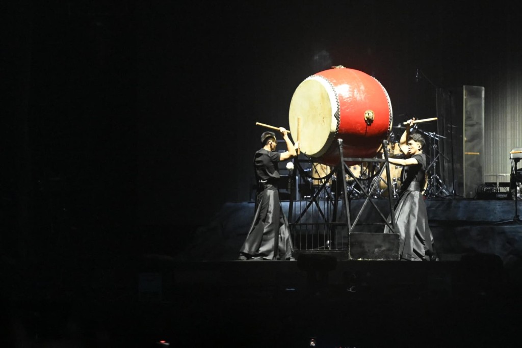 舞台上鼓聲雷動。