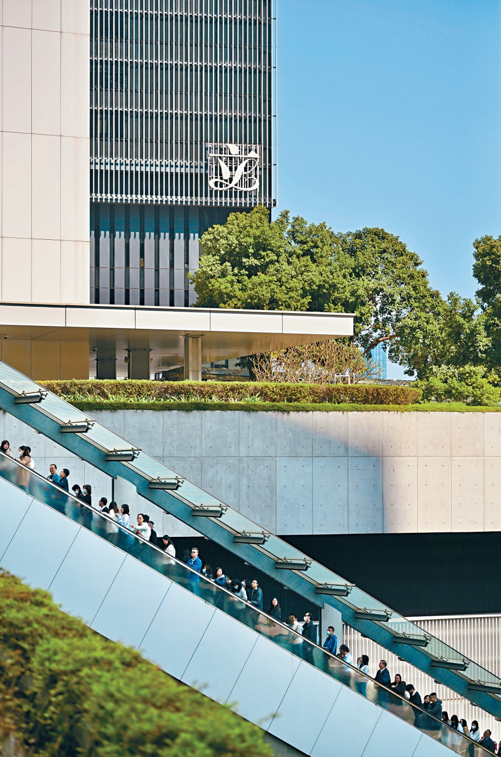 政府今年財政狀況比去年大幅改善，公務員料不用再凍薪。