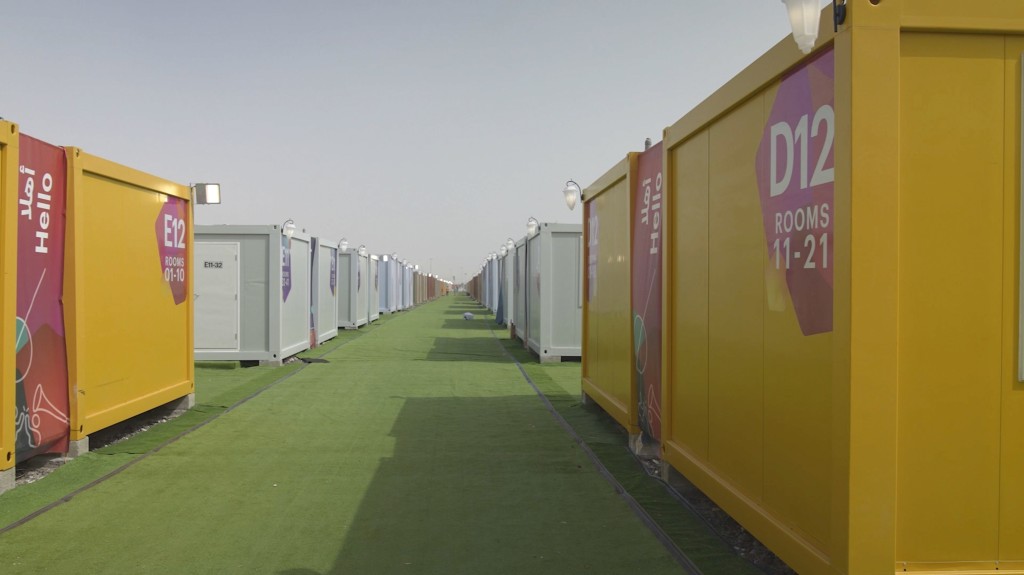 「球迷村」由貨櫃屋組成，總共有六千個貨櫃，每間可住一至兩人。REUTERS