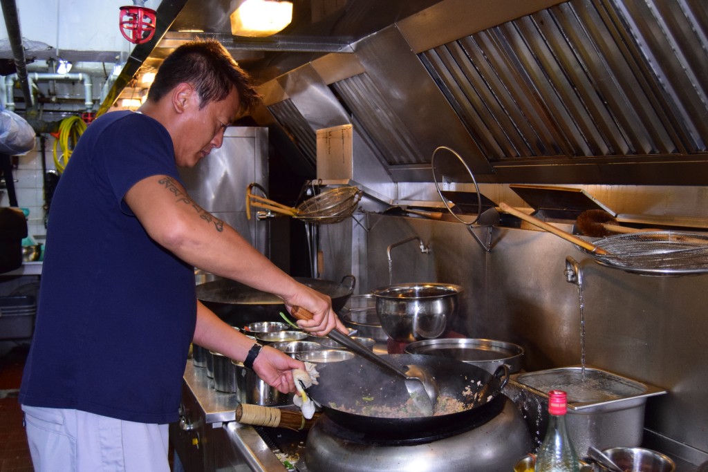 魏骏杰当时投资开设的泰国菜餐厅，至4月已经开业满七年，惟近日亦在社交网宣布将于下月底结业。