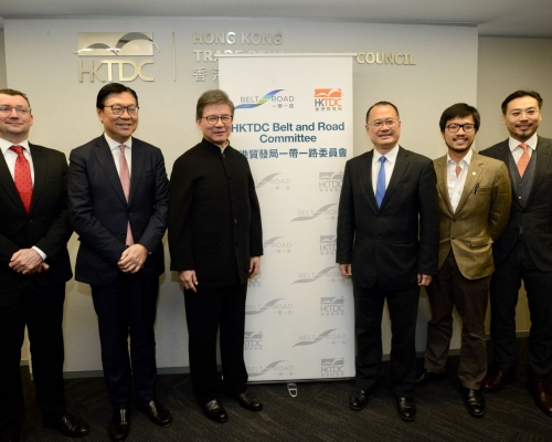 左起：韦安祖，马时亨，罗康瑞，蔡冠深，赵翘，何力治。